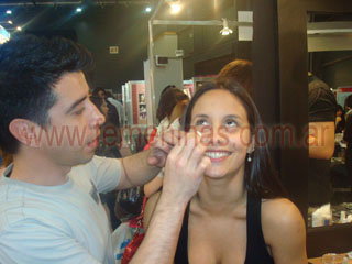 El maquillador Martin Diaz realizo una demostracion de un elaborado maquillaje para Andrea Pellegrino